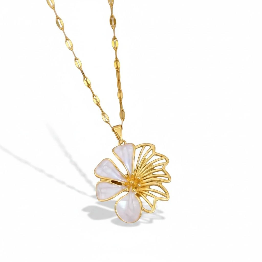 Collier doré avec fleur blanche asymétrique Acier 3092 à 8.99€€